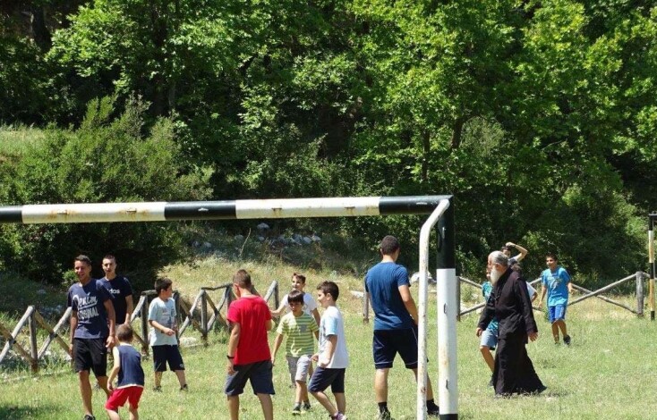 O Πάτερ Νικηφόρος Κοντογιάννης παίζει ποδόσφαιρο με τα παιδιά