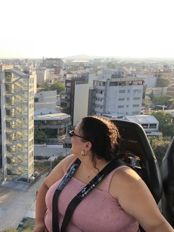 Η ηθοποιός Αφροδίτη Γεροκωνσταντή και stand up comedian Didi, απαντά σε 33 ερωτήσεις για την Αθήνα.