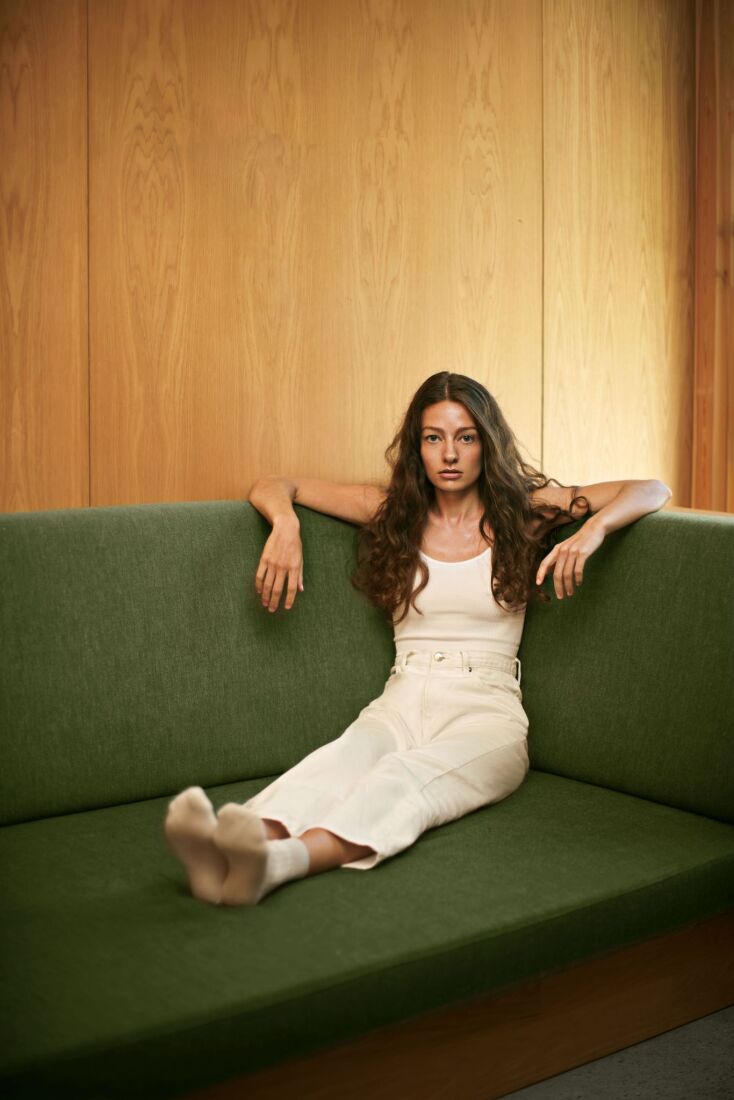 Η ελληνο-νορβηγίδα τραγουδοποιός Amanda Tenfjord μιλάει για το ντεμπούτο της άλμπουμ «In Hindsight», την εμπειρία της Eurovision και του opening στους Madrugada και τη σχέση της με τη μουσική.