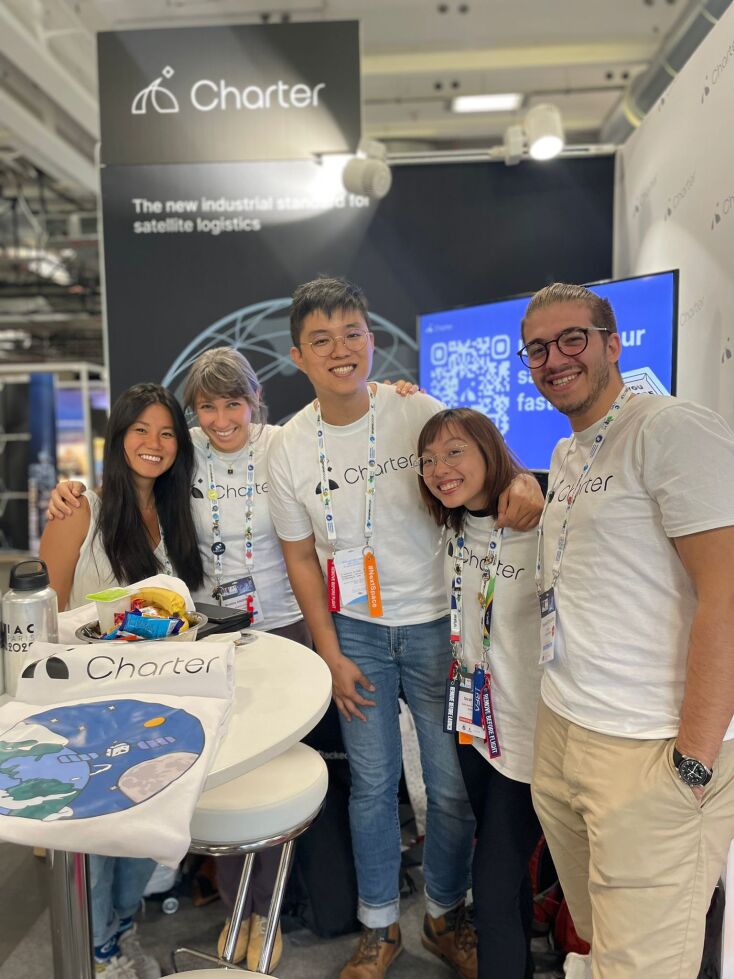 Ο Νίκος Μωραΐτης με μερικά μέλη της ομάδας της Charter, στο περίπτερο της εταιρείας (IAC 2022, Σεπτέμβριος 2022, Παρίσι) 