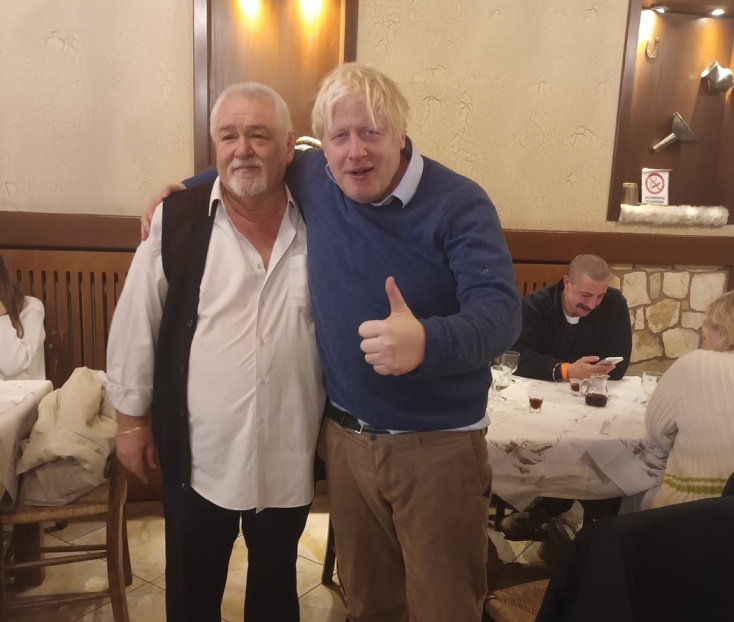 Ο πρώην πρωθυπουργός της Βρετανίας, Μπόρις Τζόνσον, σε ταβέρνα των Καλαβρύτων