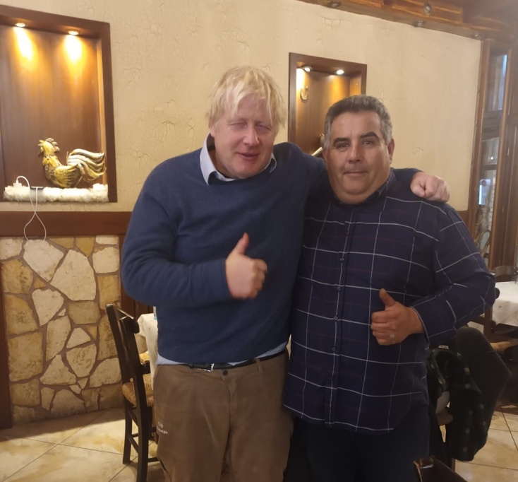 Ο πρώην πρωθυπουργός της Βρετανίας, Μπόρις Τζόνσον, σε ταβέρνα των Καλαβρύτων
