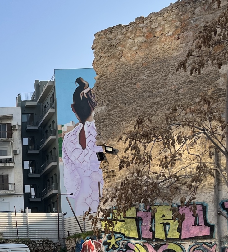 Hambas: Ο street artist που δίνει φωνή στους κοινωνικά αδύναμους μέσω της τέχνης του δημιούργησε μια νέα τοιχογραφία κατά της φτώχειας στου Ψυρρή.