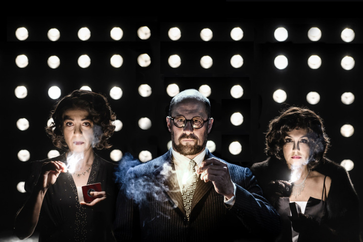 Οι Αγορίτσα Οικονόμου, Ανατολή Αθανασιάδου και Λαέρτης Μαλκότσης στο "Ένα σπίτι φωτεινό σαν μέρα"