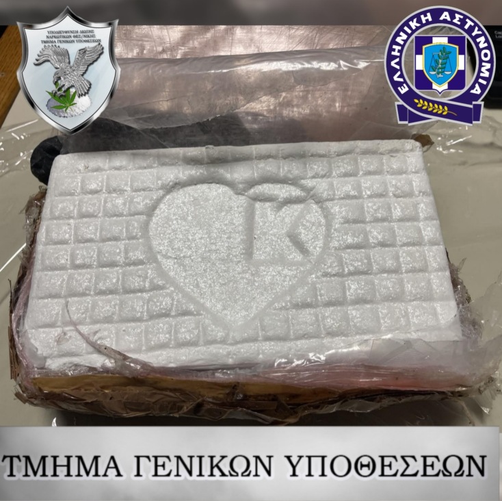 Χειροπέδες σε 30χρονο που έκρυβε πάνω από 2,5 κιλά κοκαΐνης σε ταμπλό αυτοκινήτου