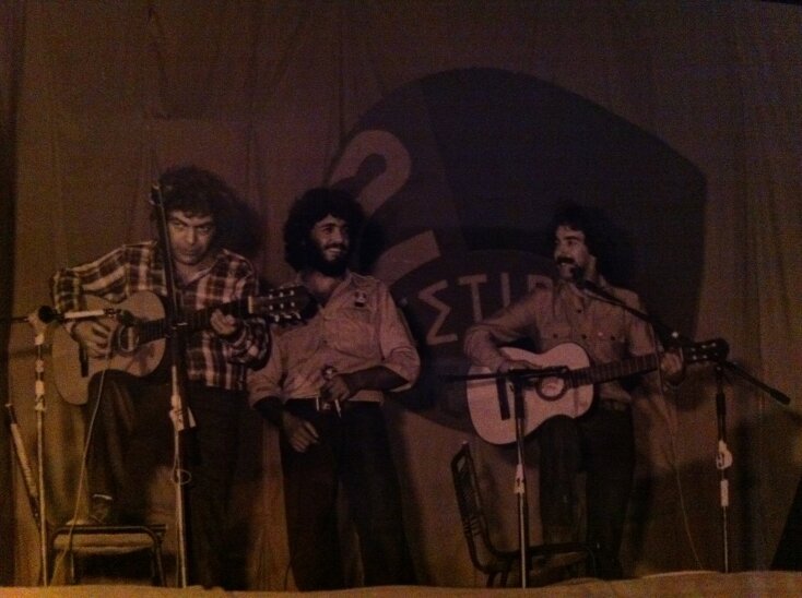 Ο Γιάννης Κούτρας και η μουσική του πορεία: Ο μουσικός παραγωγός Άγγελος Σφακιανάκης θυμάται τη γνωριμία και τη συνεργασία του με τον σπουδαίο τραγουδιστή