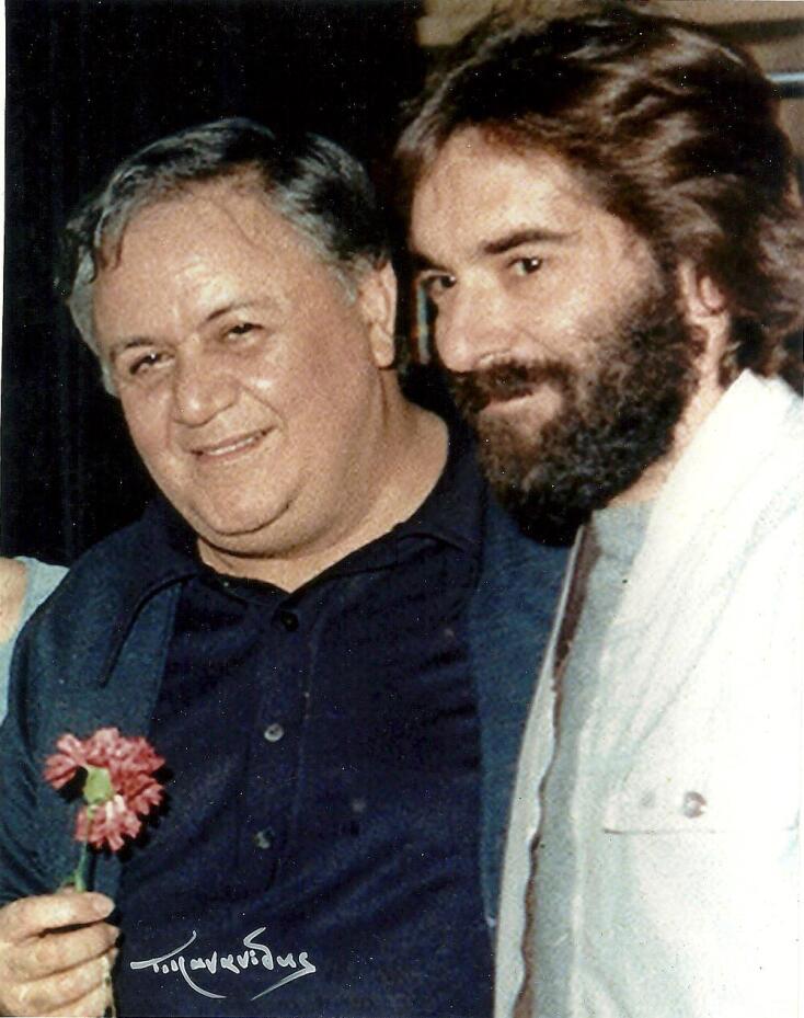 Ο Γιάννης Κούτρας και η μουσική του πορεία: Ο μουσικός παραγωγός Άγγελος Σφακιανάκης θυμάται τη γνωριμία και τη συνεργασία του με τον σπουδαίο τραγουδιστή