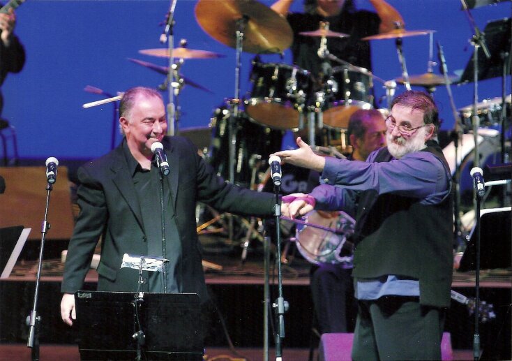 Ο Γιάννης Κούτρας και η μουσική του πορεία: Ο μουσικός παραγωγός Άγγελος Σφακιανάκης θυμάται τη γνωριμία και τη συνεργασία του με τον σπουδαίο τραγουδιστή