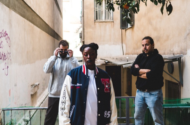 Οι Hume Assine παρουσιάζουν το νέο τραγούδι «Detox» που έγραψαν για την τοξικότητα στον πολιτικό βίο και στα social media.