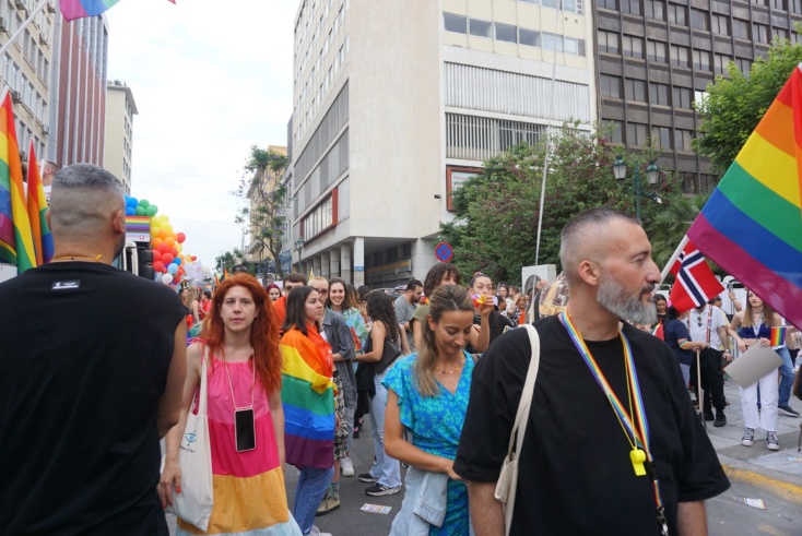 Πολύχρωμες σημαίες στο Athens Pride 2023 στέλνουν το μήνυμα της ορατότητας και της συμπερίληψης