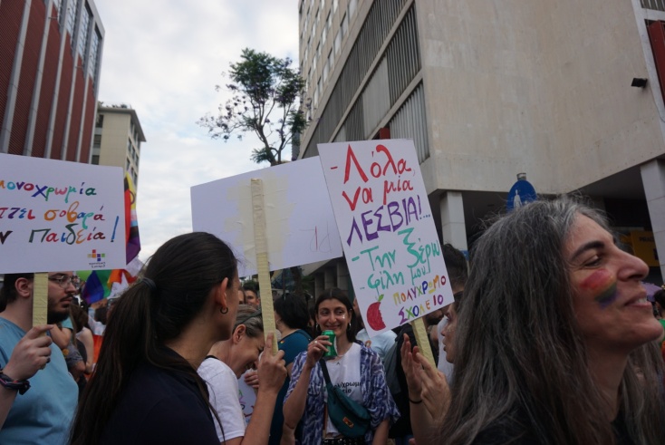 Πλακάτ με συνθήματα υπέρ της συμπερίληψης στο Athens Pride 2023
