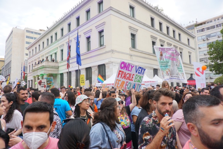 Πλήθος πολιτών κάθε ηλικίας στην παρέλαση Υπερηφάνειας του Athens Pride 2023