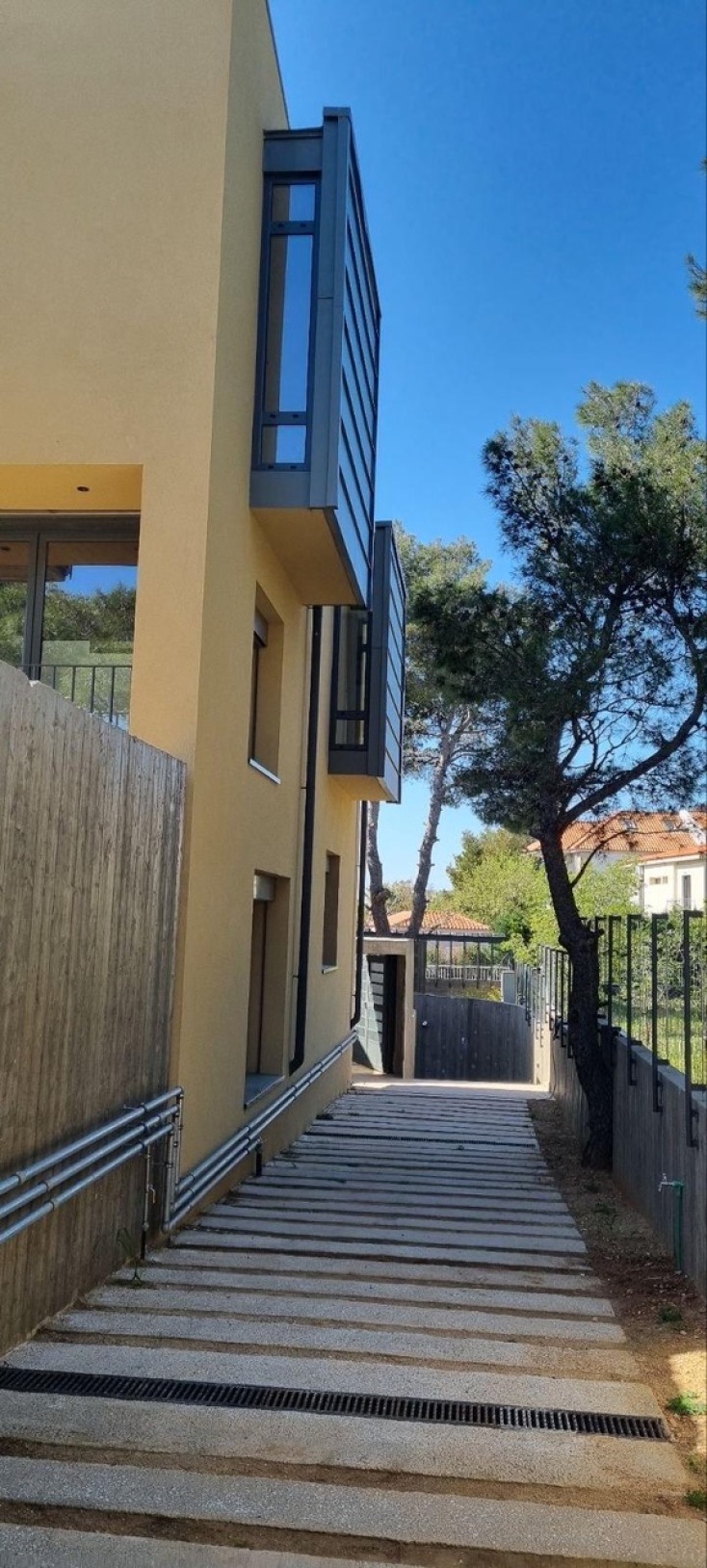 Ο αρχιτέκτονας Κωνσταντής Κίζης και ο ιδιοκτήτης Στέφανος Παπατζιάλας μιλούν για τη σχέση και τη συνεργασία στον σχεδιασμό και την κατασκευή μίας κατοικίας.