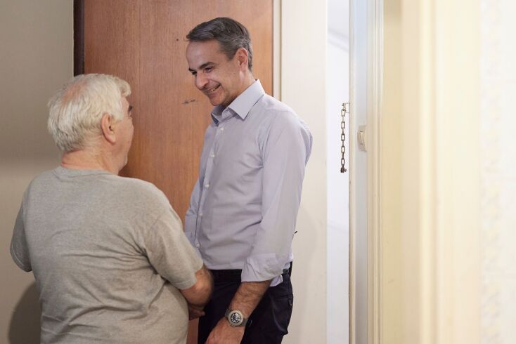 «Άλλο το σπίτι, άλλο το λιμάνι»: Ο Μητσοτάκης επισκέφτηκε τον πρώην άστεγο Κώστα στη νέα του στέγη