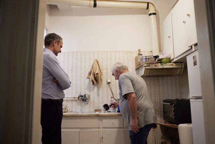 «Άλλο το σπίτι, άλλο το λιμάνι»: Ο Μητσοτάκης επισκέφτηκε τον πρώην άστεγο Κώστα στη νέα του στέγη