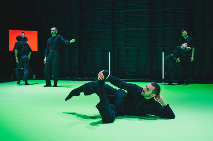 Το έργο "Hole in Space" από το τρίπτυχο χορού "Colours"