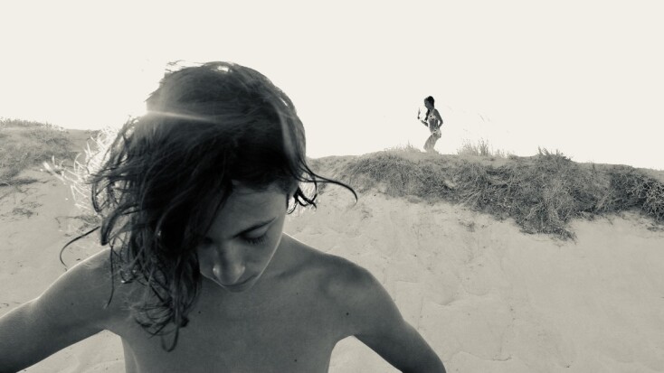 Ασπρόμαυρη φωτογραφία γυναίκας