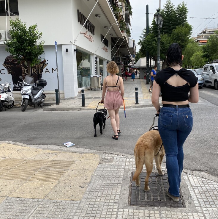 H Τζουλιάννα Μπούση, χειρίστρια του σκύλου οδηγού Uni και η Άννα Μπαλάν,  χειρίστρια του σκύλου οδηγού Nitro