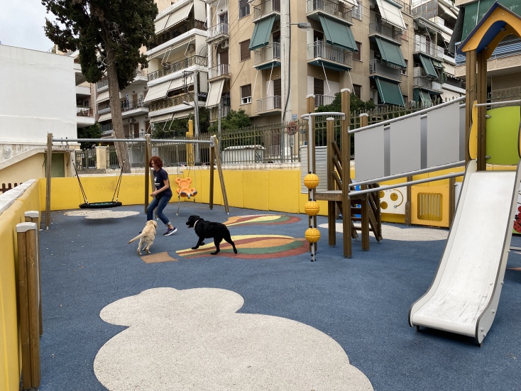 H εκπαιδεύτρια του κέντρου Σκύλοι Οδηγοί Ελλάδας, Μαρία Μαθά