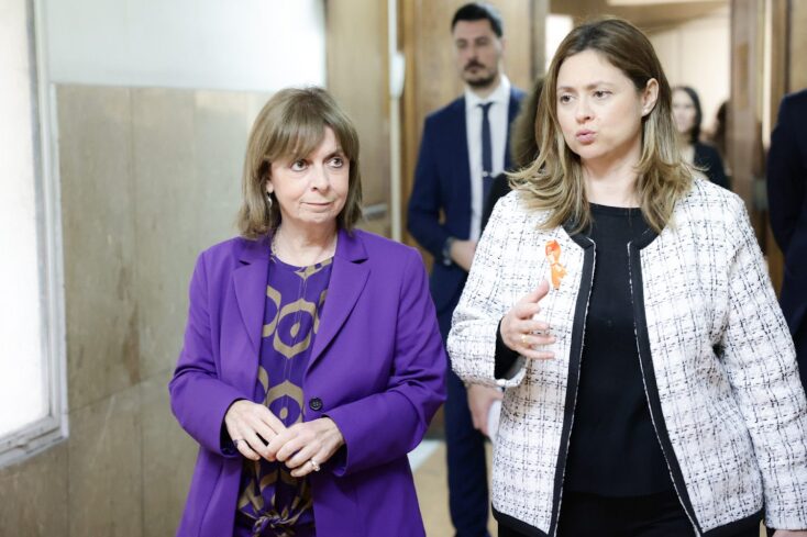 Κατερίνα Σακελλαροπούλου: Μήνυμα της Προέδρου της Δημοκρατίας για τη Διεθνή Ημέρα για την Εξάλειψη της Βίας κατά των Γυναικών - Επίσκεψη στη γραμμή SOS.