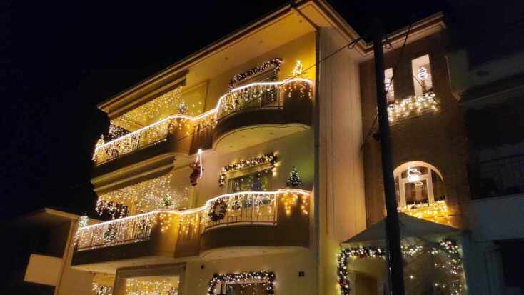 Σπίτι-υπερπαραγωγή στην Κοζάνη: Εντυπωσιακός στολισμός για τα Χριστούγεννα