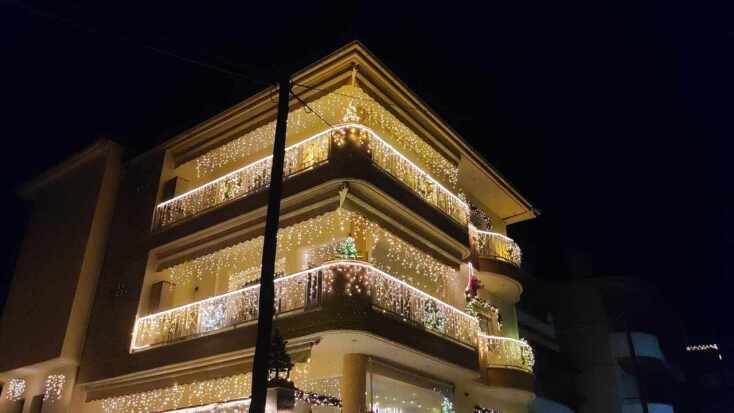 Σπίτι-υπερπαραγωγή στην Κοζάνη: Εντυπωσιακός στολισμός για τα Χριστούγεννα