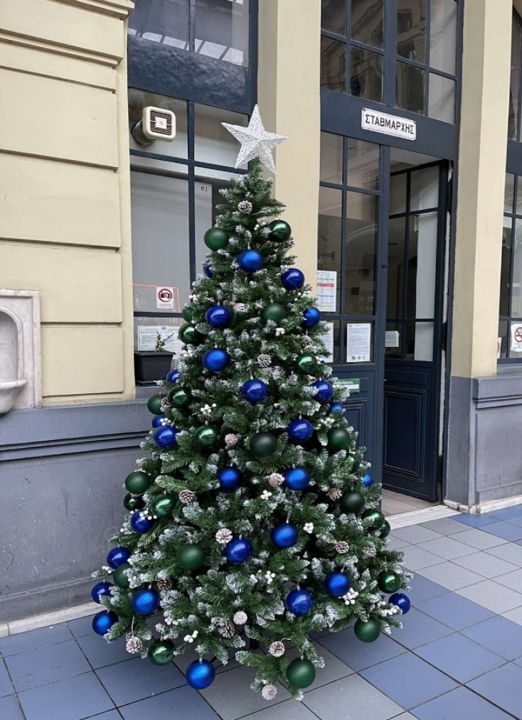  Τα γιορτινά τους φορούν και τα σταθμαρχεία