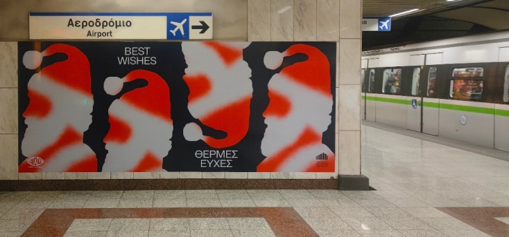 Στολίστηκαν δημιουργικά και εναλλακτικά με εντυπωσιακές αφίσες και μοιράζουν ευχές στους διερχόμενους επιβάτες.