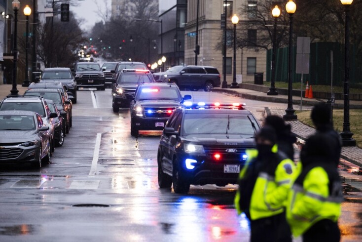  Ο Ντόναλντ Τραμπ έξω από το δικαστήριο που εξετάζει το αίτημά του για ποινική ασυλία