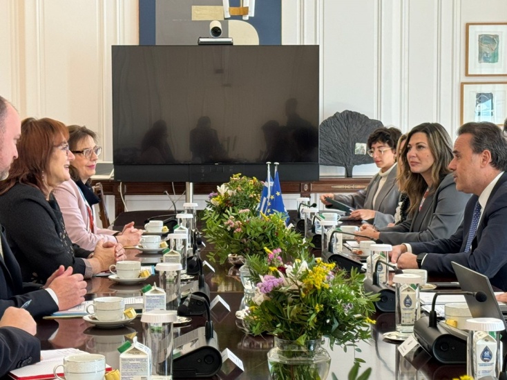 Ο υπουργός Επικρατείας, Σταύρος Παπασταύρου, με την υπουργό Κοινωνικής Συνοχής και Οικογένειας, Σοφία Ζαχαράκη και την αρμόδια Αντιπρόεδρο της Ευρωπαϊκής Επιτροπής για το Δημογραφικό 