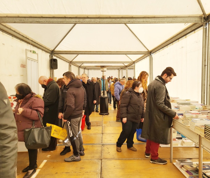 Το παζάρι βιβλίου των εκδοτών στην πλατεία Κλαυθμώνος