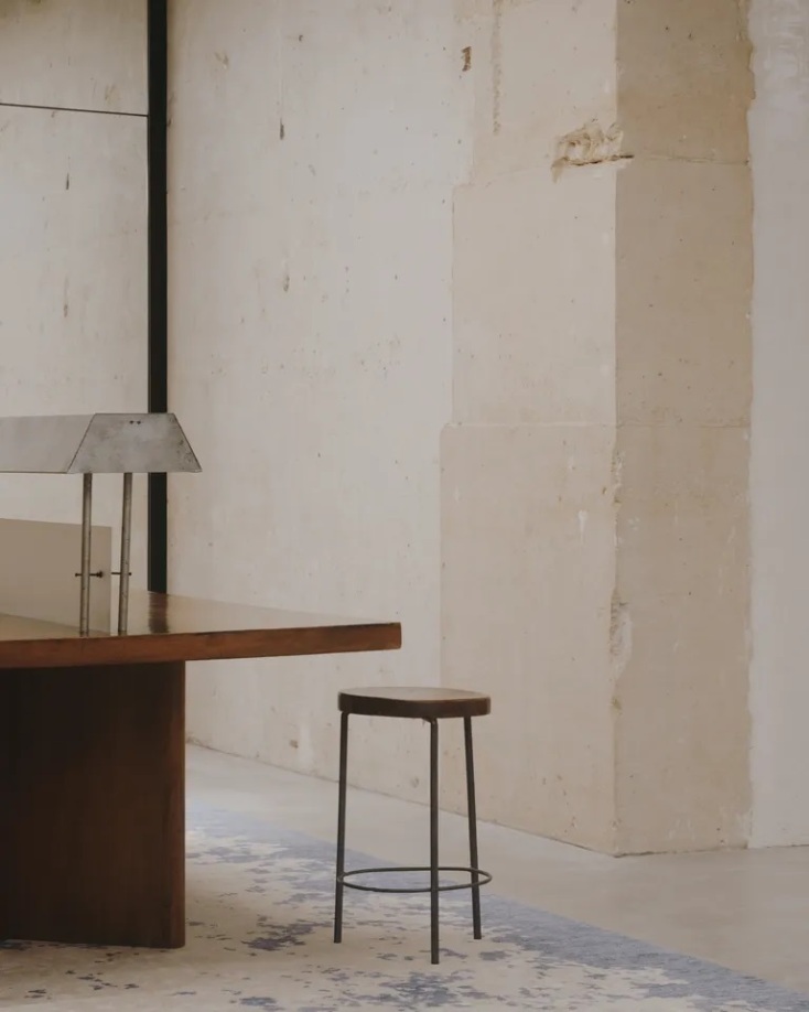 Saint Laurent Babylone: Ο γαλλικός οίκος μόδας επεκτείνει το σύμπαν του με ένα βιβλιοπωλείο στο Παρίσι - Σχεδιασμένο από τον Άντονι Βακαρέλο.