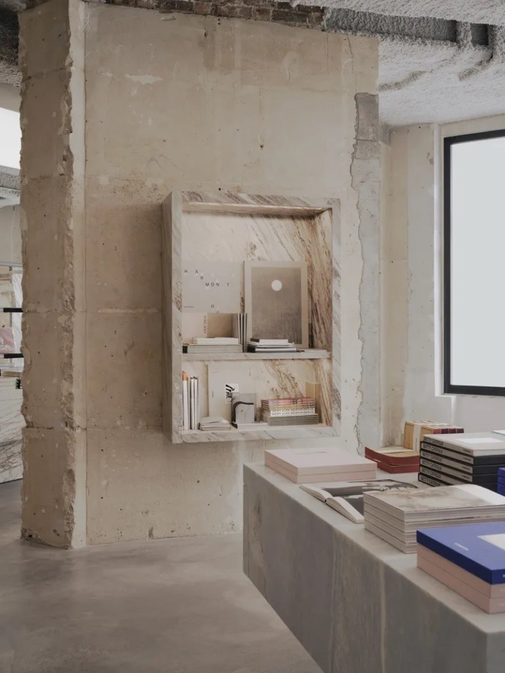 Saint Laurent Babylone: Ο γαλλικός οίκος μόδας επεκτείνει το σύμπαν του με ένα βιβλιοπωλείο στο Παρίσι - Σχεδιασμένο από τον Άντονι Βακαρέλο.