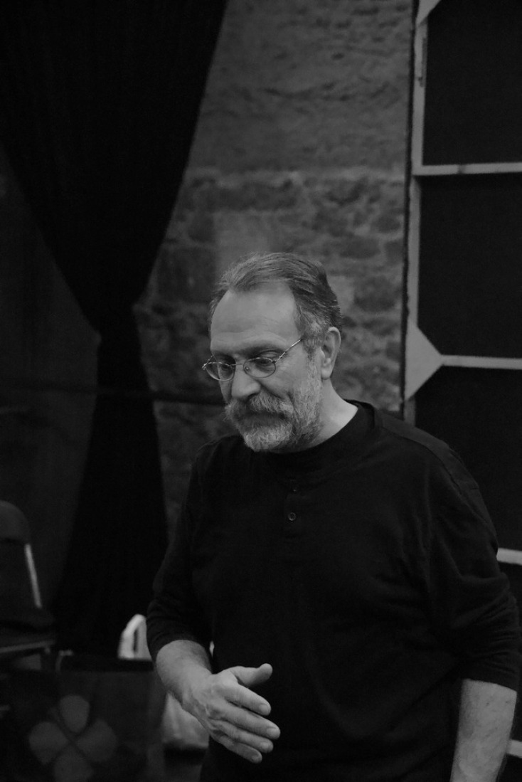 Συνέντευξη με τον Ιωσήφ Βιβιλάκη, εμπνευστή και δημιουργό της φιλολογικής-θεατρικής ομάδας Οθόνιον, με αφορμή το ανέβασμα του έργου “Η Θυσία του Ιεφθάε” του Καισάριου Δαπόντε του 18ου αιώνα, μέσα από την τέχνη του θεάτρου σκιών. 