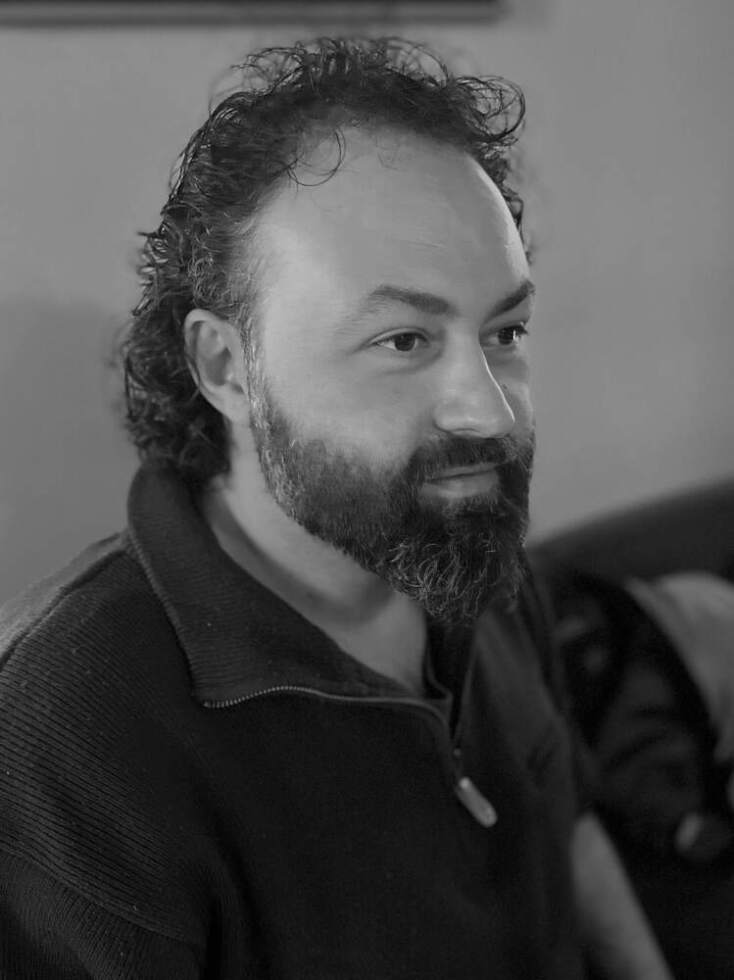 Συνέντευξη με τον Ιωσήφ Βιβιλάκη, εμπνευστή και δημιουργό της φιλολογικής-θεατρικής ομάδας Οθόνιον, με αφορμή το ανέβασμα του έργου “Η Θυσία του Ιεφθάε” του Καισάριου Δαπόντε του 18ου αιώνα, μέσα από την τέχνη του θεάτρου σκιών.  