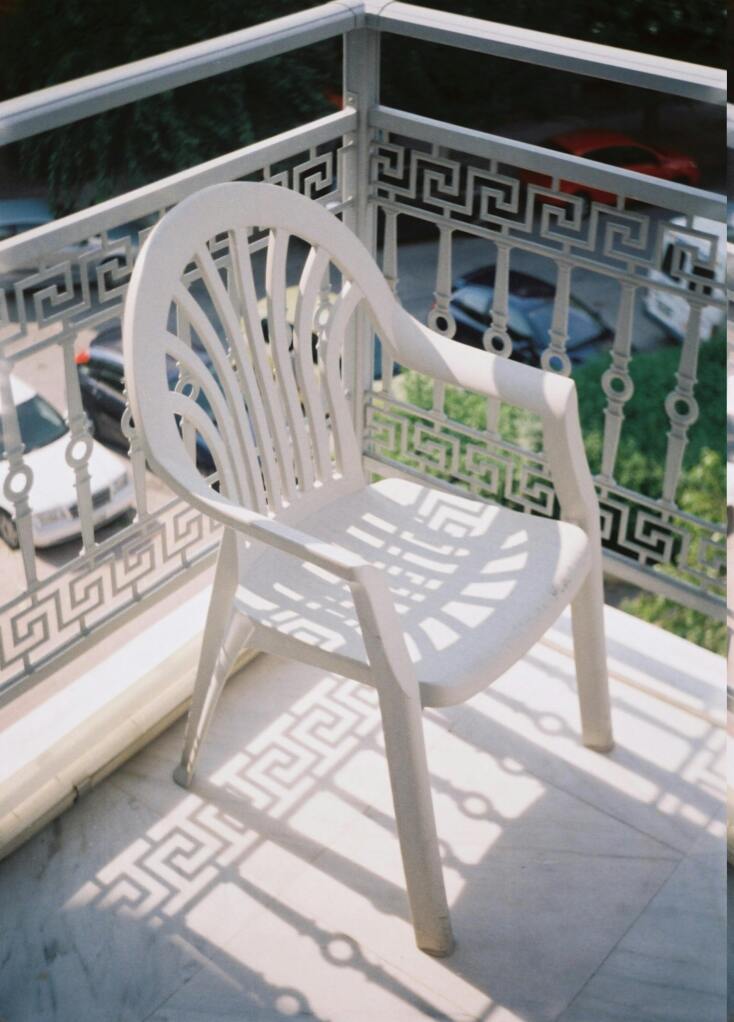 Λευκή πλαστική καρέκλα