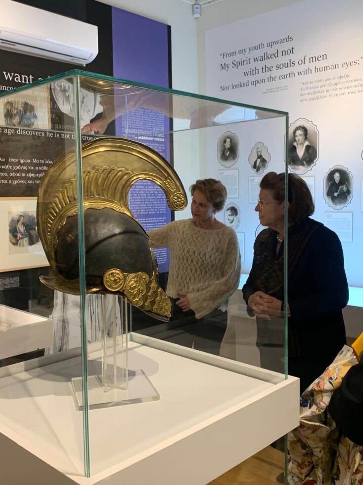 Η Λίνα Μενδώνη σε επίσκεψή της στα εγκαίνια έκθεσης για τον Λόρδο Βύρωνα στο Μεσολόγγι