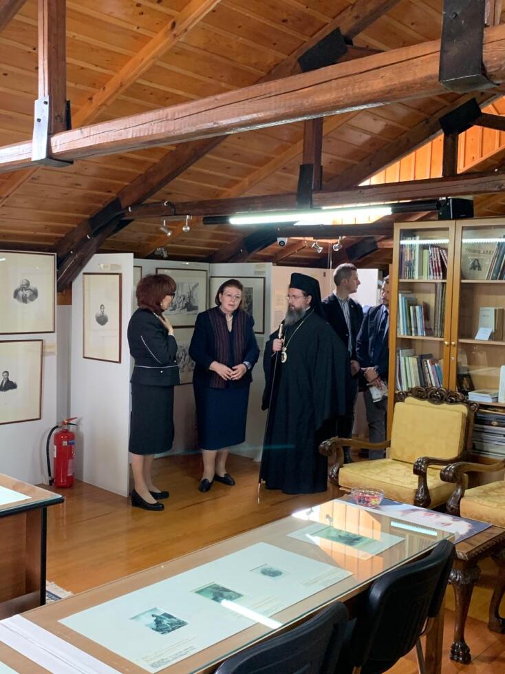 Η υπουργός Πολιτισμού, Λίνα Μενδώνη στο Μεσολόγγι, κατά τη διάρκεια έκθεσης για τον Λόρδο Βύρωνα ανακοίνωσε την ανακήρυξη του 2024 ως έτος Λόρδου Βύρωνα