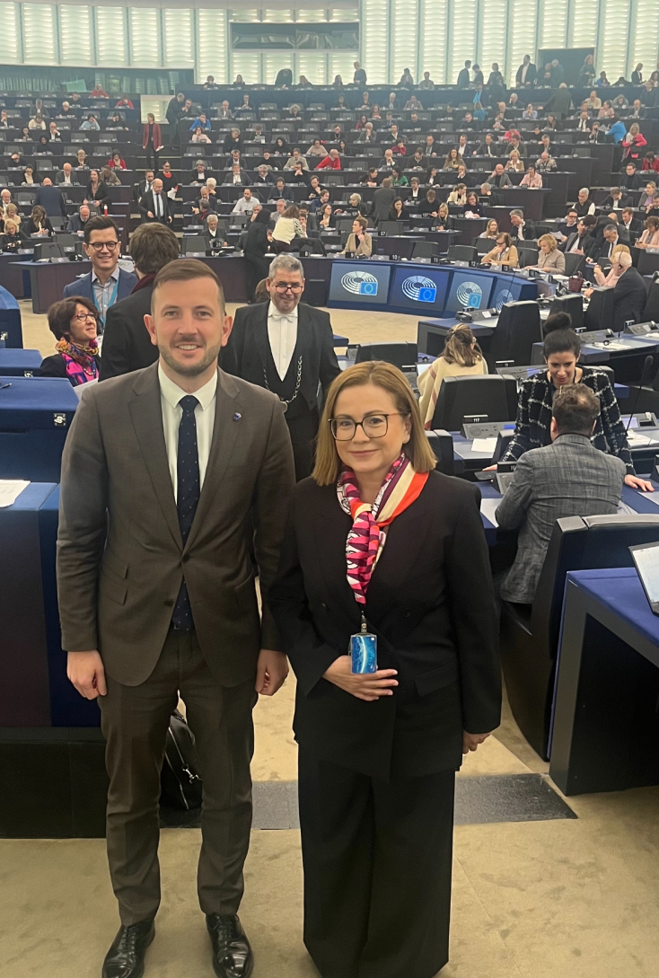 Η Ελληνίδα ευρωβουλεύτρια Μαρία Σπυράκη με τον Επίτροπο αρμόδιο για το Περιβάλλον και τους Ωκεανούς, Βιργίνιους Σινκεβίτσιους