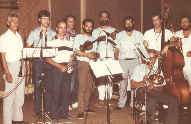 Αργύρης Μπακιρτζής - Χειμερινοί Κολυμβητές: Η ιστορία του επιδραστικού λαϊκού συγκροτήματος από το 1979 μέχρι σήμερα.