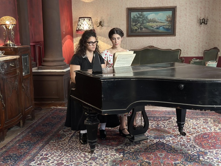 «Η Μαρία που έγινε Κάλλας»: Στα γυρίσματα της πολυαναμενόμενης σειράς της ΕΡΤ1 για τη Μαρία Κάλλας, με τη σκηνοθετική σφραγίδα της Όλγας Μαλέα.