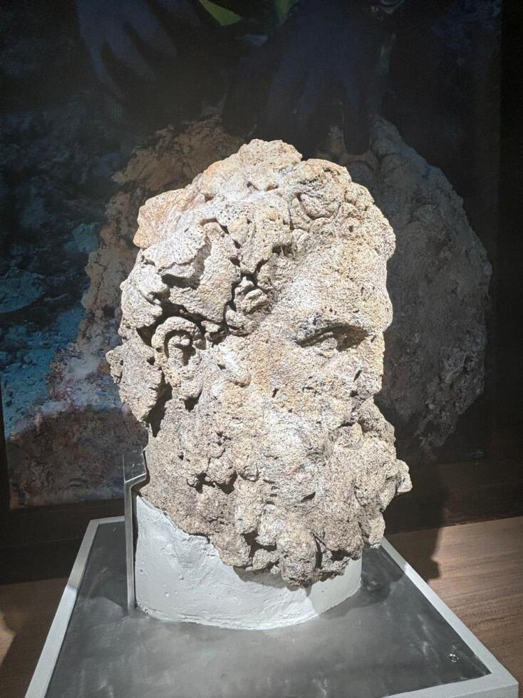 Λίνα Μενδώνη: «Το 2026 το υπουργείο Πολιτισμού θα αποδώσει  το Εθνικό Μουσείο Εναλίων Αρχαιοτήτων» - Εγκαίνια της  έκθεσης «Επιστροφή στα Αντικύθηρα»