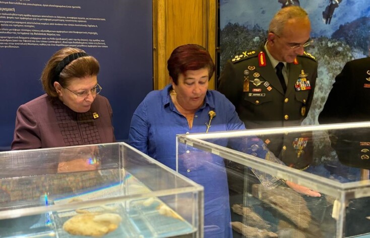 Λίνα Μενδώνη: «Το 2026 το υπουργείο Πολιτισμού θα αποδώσει  το Εθνικό Μουσείο Εναλίων Αρχαιοτήτων» - Εγκαίνια της  έκθεσης «Επιστροφή στα Αντικύθηρα»