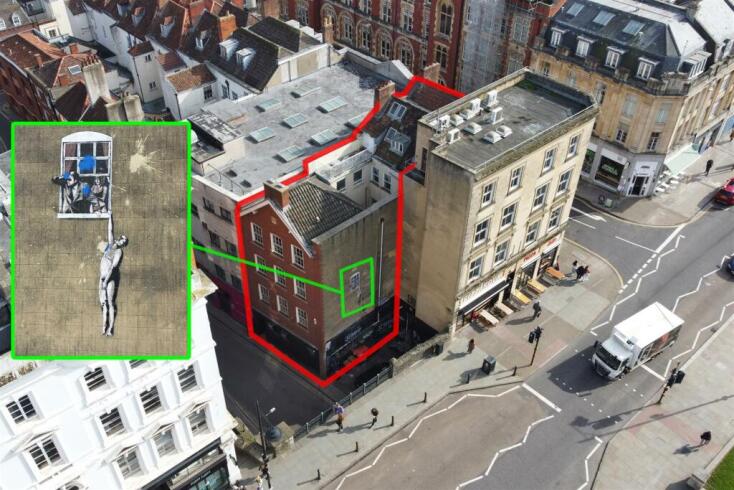 Banksy: Το έργο του διάσημου street artist «Well Hung Lover» θα πωληθεί μαζί με το κτίριο του Μπρίστολ στο οποίο είναι ζωγραφισμένο