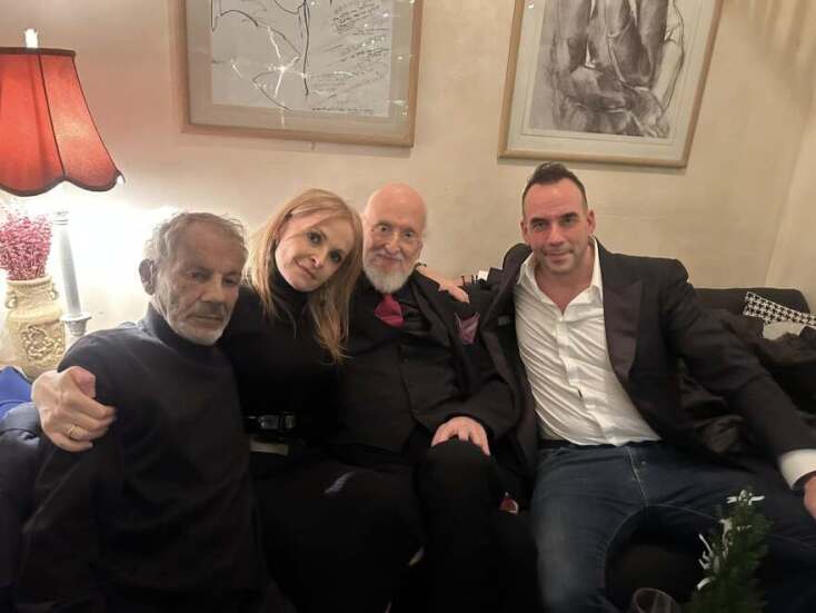 Ο Διονύσης Σαββόπουλος, ο Σταύρος Ξαρχάκος, η ερμηνεύτρια σύζυγός του Ηρώ Σαΐα αλλά και ο Πάνος Μουζουράκης.