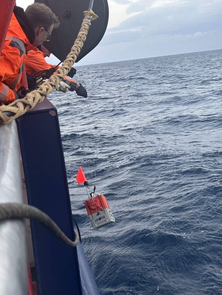 Διεθνής ερευνητική ομάδα εγκαθιστά υποθαλάσσιους σεισμογράφους στη Σαντορίνη για να μελετήσει το ηφαίστειο του Κολούμπου