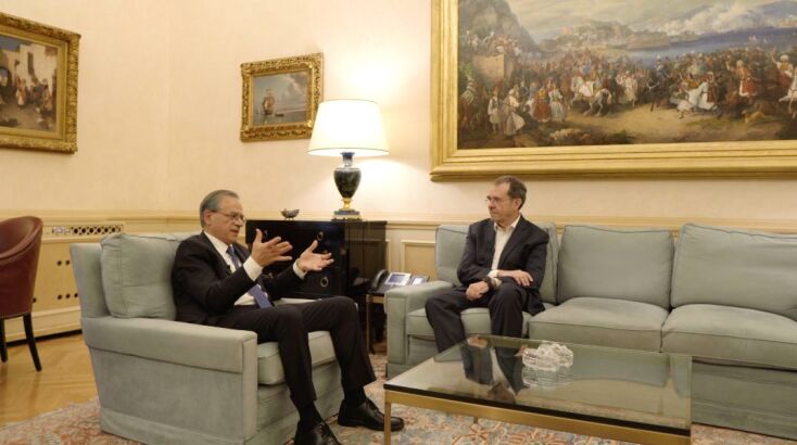 Ο Γκίκας Χαρδούβελης, είχε αντικαταστήσει ως υπουργός Οικονομικών τον Γιάννη Στουρνάρα, που είχε αναλάβει διοικητής της Τράπεζας της Ελλάδας