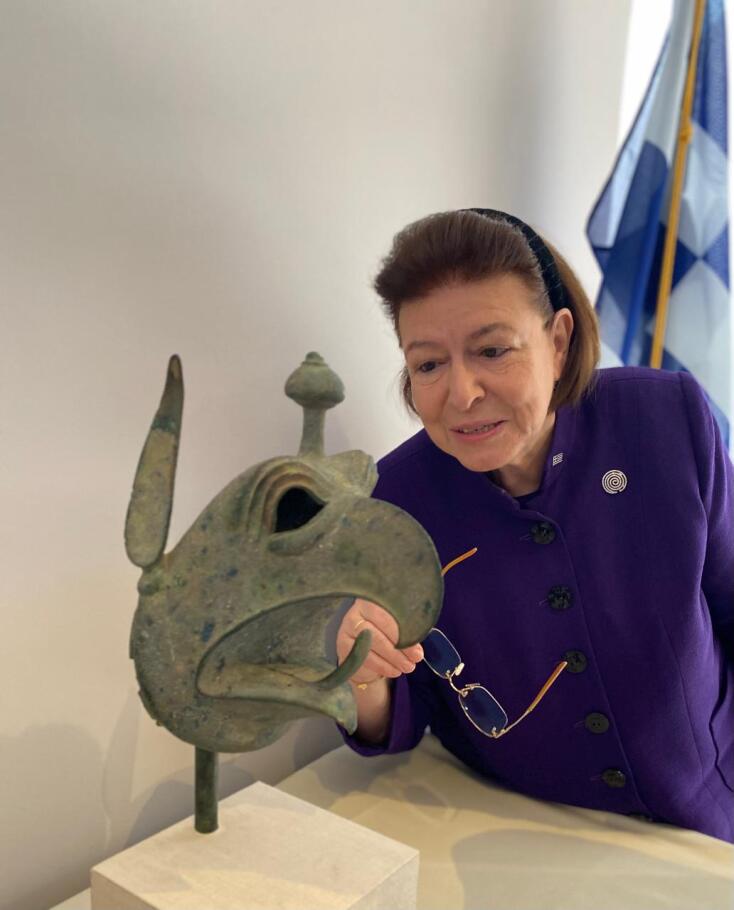 Η Λ. Μενδώνη παρέλαβε τη χάλκινη κεφαλή του γρύπα από την Αρχαία Ολυμπία