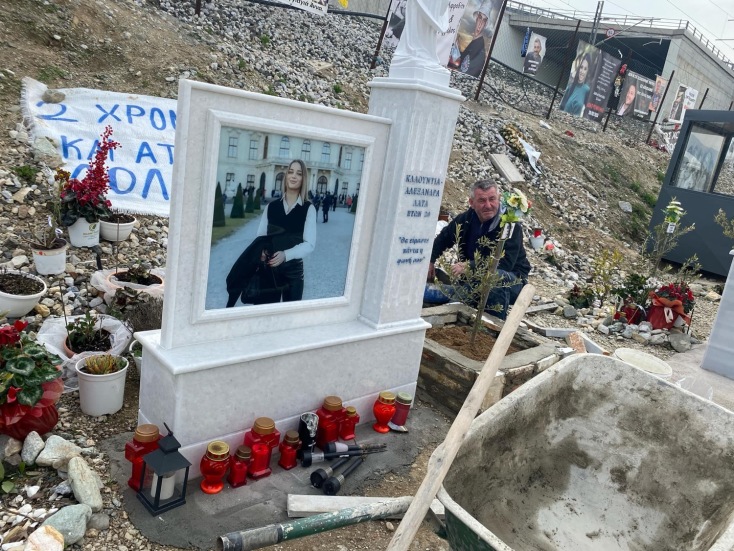 Τέμπη: Συγκίνηση στο τρισάγιο για τα 57 θύματα στο σημείο του δυστυχήματος 