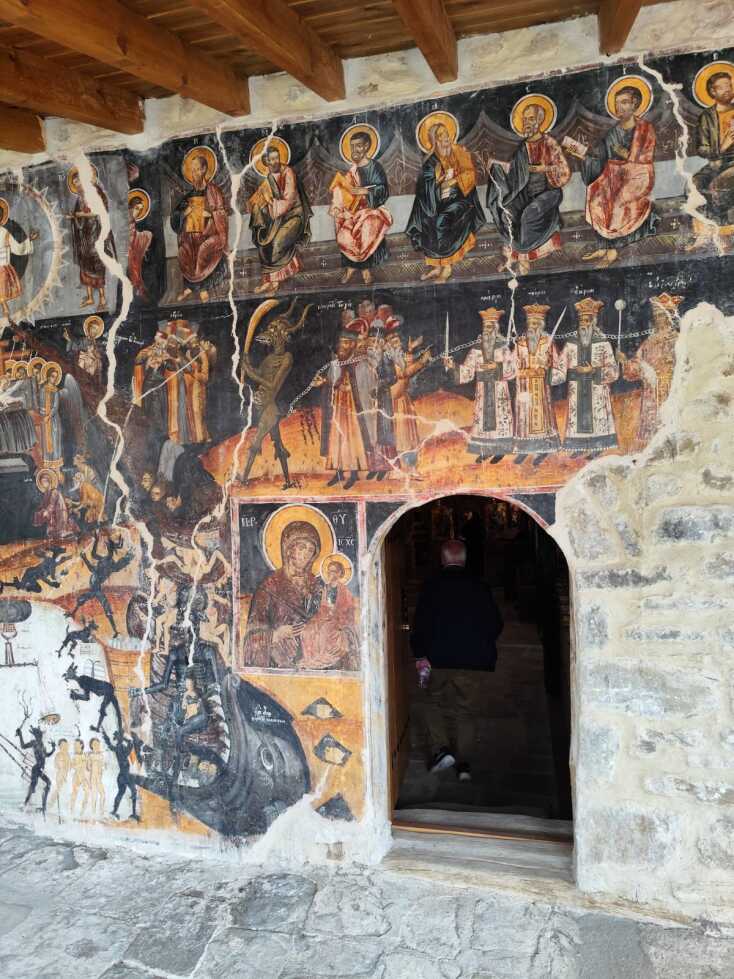 Ο ναός του Αγίου Γεωργίου βρίσκεται στην είσοδο της Τοπικής Κοινότητας Οξύνειας του Δήμου Μετεώρων